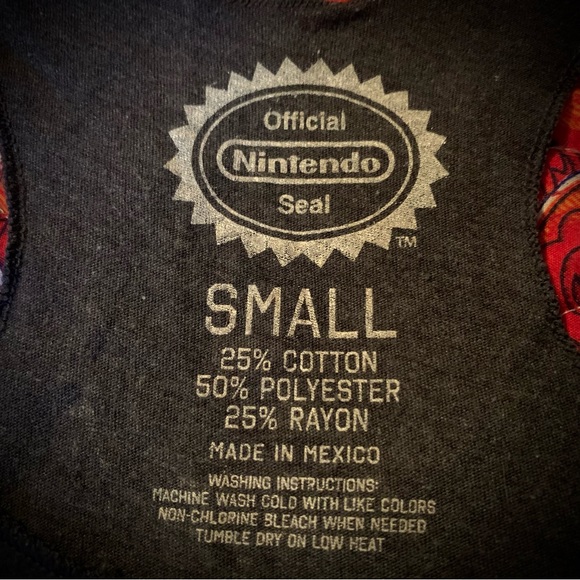 RARE Nintendo New York Top 🤍 - Picture 4 of 4